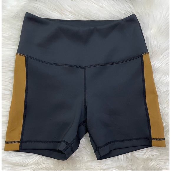 Tan + Lines Sivan Sunset Sports Bra & Los Feliz Bike Shorts Set Black/Bronze Med - Picture 3 of 9